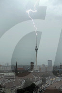 NEWS - Sommerhitze: Blitz schlägt in Berliner Fernsehturm ein