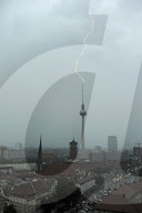 NEWS - Sommerhitze: Blitz schlägt in Berliner Fernsehturm ein