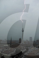 NEWS - Sommerhitze: Blitz schlägt in Berliner Fernsehturm ein