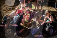 FEATURE - Glastonbury Festival: Stimmung am dritten Tag