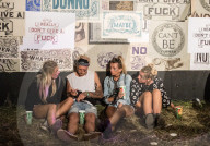 FEATURE - Glastonbury Festival: Stimmung am dritten Tag