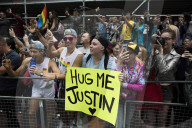 NEWS - Toronto: Premierminister Trudeau marschiert bei der Pride mit