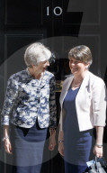 NEWS - Theresa May unterzeichnet ein Regierungsabkommen mit der erzkonservativen nordirischen DUP