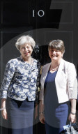 NEWS - Theresa May unterzeichnet ein Regierungsabkommen mit der erzkonservativen nordirischen DUP