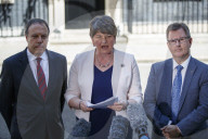 NEWS - Theresa May unterzeichnet ein Regierungsabkommen mit der erzkonservativen nordirischen DUP