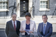 NEWS - Theresa May unterzeichnet ein Regierungsabkommen mit der erzkonservativen nordirischen DUP