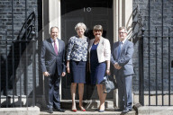 NEWS - Theresa May unterzeichnet ein Regierungsabkommen mit der erzkonservativen nordirischen DUP