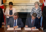 NEWS - Theresa May unterzeichnet ein Regierungsabkommen mit der erzkonservativen nordirischen DUP