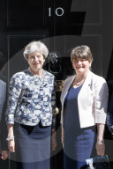 NEWS - Theresa May unterzeichnet ein Regierungsabkommen mit der erzkonservativen nordirischen DUP