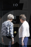 NEWS - Theresa May unterzeichnet ein Regierungsabkommen mit der erzkonservativen nordirischen DUP