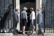 NEWS - Theresa May unterzeichnet ein Regierungsabkommen mit der erzkonservativen nordirischen DUP