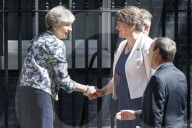 NEWS - Theresa May unterzeichnet ein Regierungsabkommen mit der erzkonservativen nordirischen DUP
