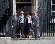 NEWS - Theresa May unterzeichnet ein Regierungsabkommen mit der erzkonservativen nordirischen DUP