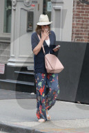 PEOPLE - Allison Janney gönnt sich eine Zigarette unterwegs