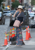 PEOPLE - Allison Janney gönnt sich eine Zigarette unterwegs