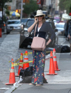 PEOPLE - Allison Janney gönnt sich eine Zigarette unterwegs