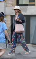 PEOPLE - Allison Janney gönnt sich eine Zigarette unterwegs