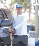 PEOPLE - Josh Duhamel betankt seinen SUV in Brentwood