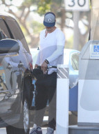 PEOPLE - Josh Duhamel betankt seinen SUV in Brentwood