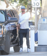 PEOPLE - Josh Duhamel betankt seinen SUV in Brentwood