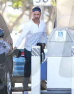 PEOPLE - Josh Duhamel betankt seinen SUV in Brentwood