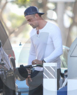 PEOPLE - Josh Duhamel betankt seinen SUV in Brentwood
