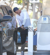 PEOPLE - Josh Duhamel betankt seinen SUV in Brentwood