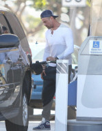 PEOPLE - Josh Duhamel betankt seinen SUV in Brentwood