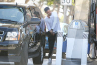 PEOPLE - Josh Duhamel betankt seinen SUV in Brentwood