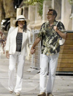 PEOPLE - Joan Collins schlendert durch St.Tropez