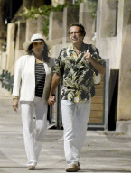 PEOPLE - Joan Collins schlendert durch St.Tropez