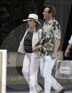 PEOPLE - Joan Collins schlendert durch St.Tropez
