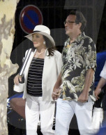 PEOPLE - Joan Collins schlendert durch St.Tropez