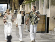 PEOPLE - Joan Collins schlendert durch St.Tropez