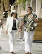 PEOPLE - Joan Collins schlendert durch St.Tropez