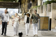 PEOPLE - Joan Collins schlendert durch St.Tropez