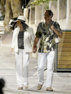 PEOPLE - Joan Collins schlendert durch St.Tropez