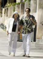 PEOPLE - Joan Collins schlendert durch St.Tropez