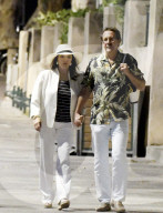 PEOPLE - Joan Collins schlendert durch St.Tropez