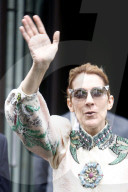 PEOPLE - Paradiesvogel Celine Dion verlÃ¤sst das Hotel in Paris