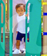 PEOPLE - Klein Saint West hat Spass im Park mit seiner Nanny