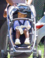 PEOPLE - Klein Saint West hat Spass im Park mit seiner Nanny