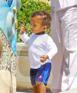 PEOPLE - Klein Saint West hat Spass im Park mit seiner Nanny