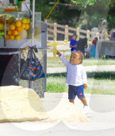 PEOPLE - Klein Saint West hat Spass im Park mit seiner Nanny