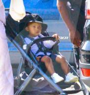 PEOPLE - Klein Saint West hat Spass im Park mit seiner Nanny