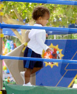 PEOPLE - Klein Saint West hat Spass im Park mit seiner Nanny