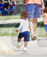 PEOPLE - Klein Saint West hat Spass im Park mit seiner Nanny