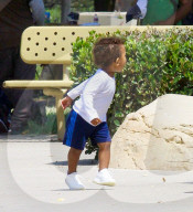 PEOPLE - Klein Saint West hat Spass im Park mit seiner Nanny