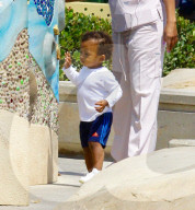 PEOPLE - Klein Saint West hat Spass im Park mit seiner Nanny