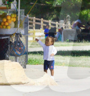 PEOPLE - Klein Saint West hat Spass im Park mit seiner Nanny